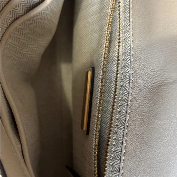 Tory Burch Quilted Cream Shoulder Bag with Gold Chain - Picture 4 of 11